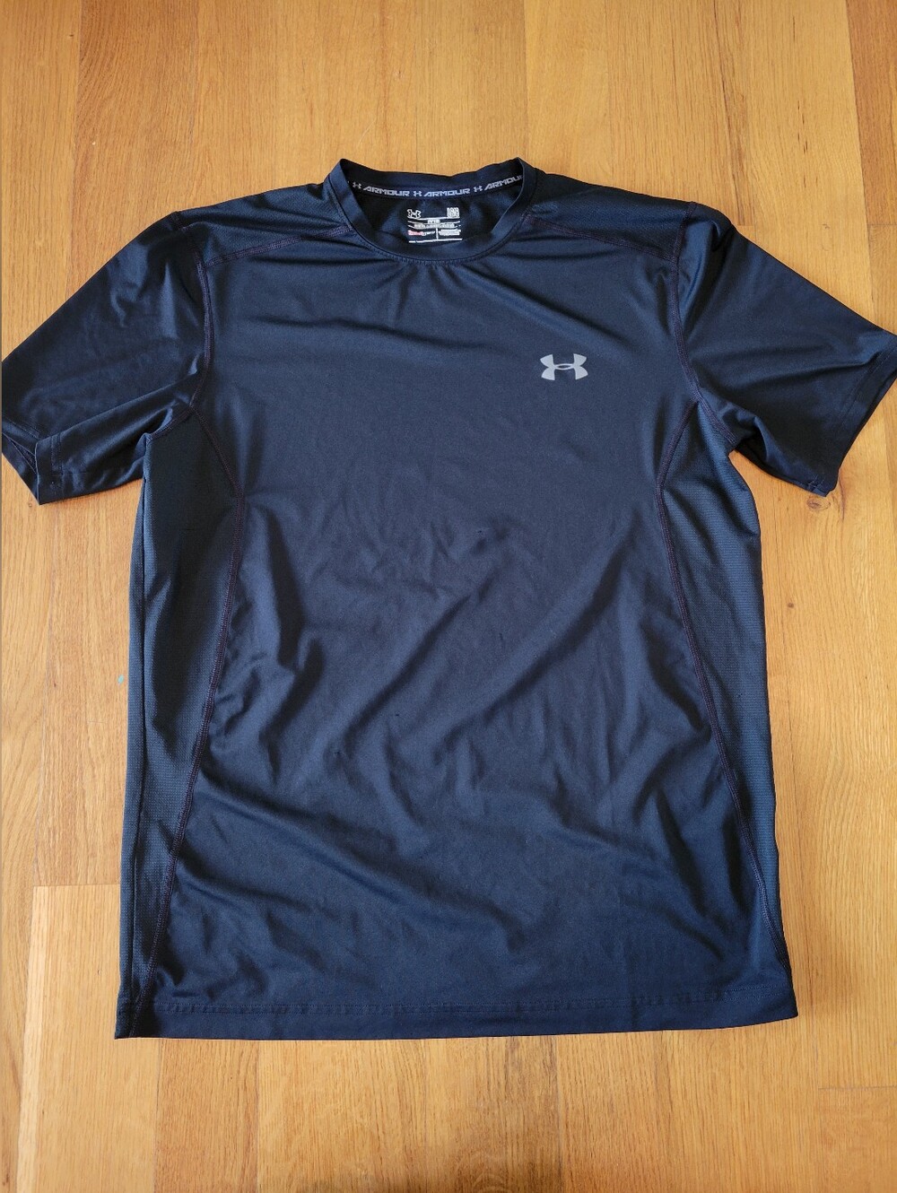 Mens size large Under Armour Black Athletic Short Sleeve T-Shirt